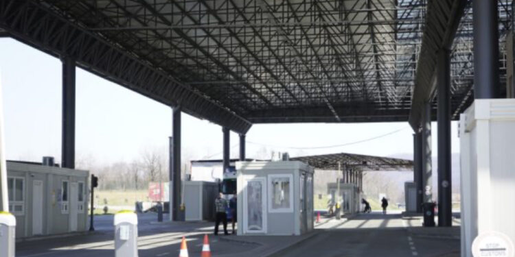 Bllokadat në pikat kufitare të Kosovës hiqen, ja çfarë thotë politika e Kosovës
