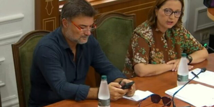 Përplasje në Komisionin e Ligjeve, Çupi kërkon shkurtimin e rendit të ditës, Bushka reagon