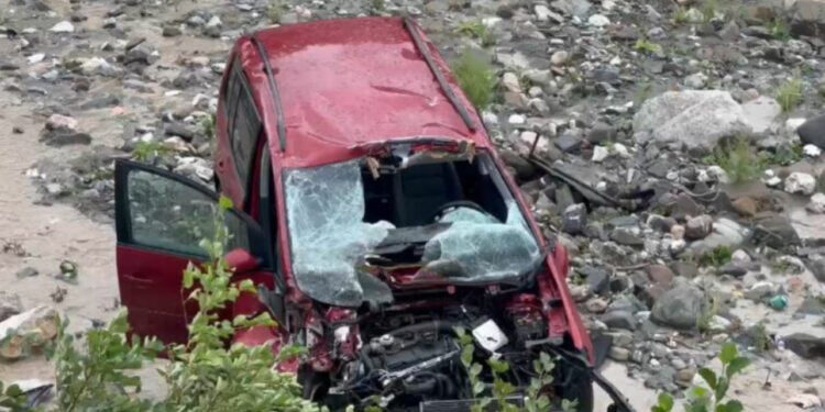 Automjeti përfundon në lumë në “Rrugën e Arbrit”, dy të rinj të plagosur rëndë