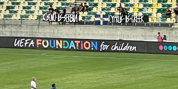 Skandal në duelin Qipro-Kosovë, tifozët me banderolë “Kosova është Serbi”