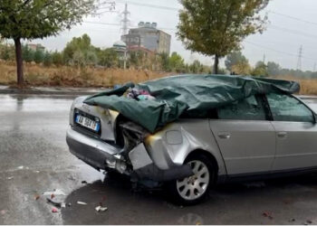 VIDEO/ Aksident në Korçë, automjetet rrëshqasin dhe përplasen me njëra-tjetrën