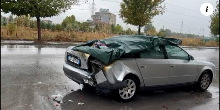 VIDEO/ Aksident në Korçë, automjetet rrëshqasin dhe përplasen me njëra-tjetrën