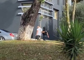 Vrasja e dyfishtë në Roskovec, shoqërohen në polici edhe dy djemtë që shkaktuan konfliktin