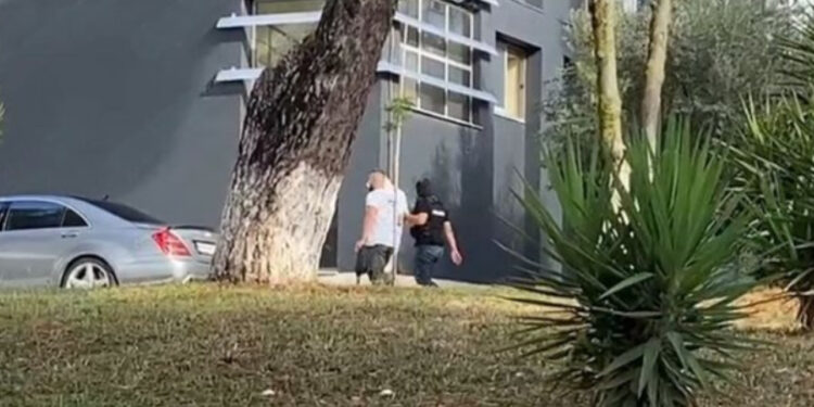 Vrasja e dyfishtë në Roskovec, shoqërohen në polici edhe dy djemtë që shkaktuan konfliktin