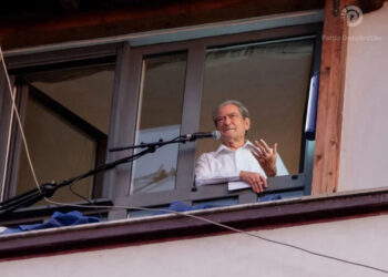 Skenari i protestës/ Berisha: Vezë dhe domate drejt hajdutëve