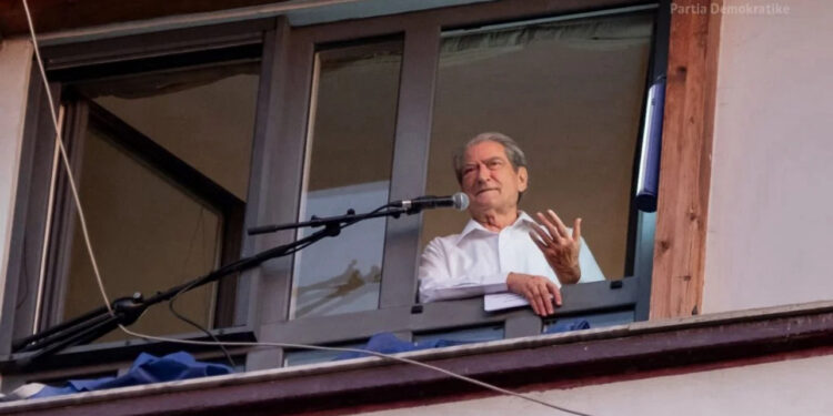 Skenari i protestës/ Berisha: Vezë dhe domate drejt hajdutëve