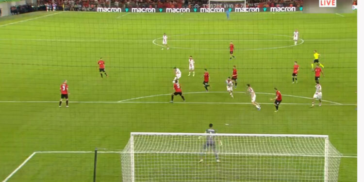 LIVE/ Predhë nga 30-metra, Kochorashvili lë në vend Strakoshën dhe kalon në avantazh Gjeorgjinë