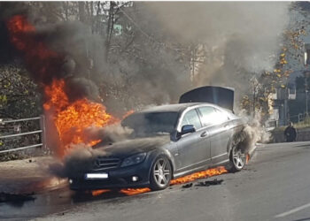 Makina shpërthen në flakë në aksin Fier-Levan, shpëtojnë mrekullisht dy udhëtarët