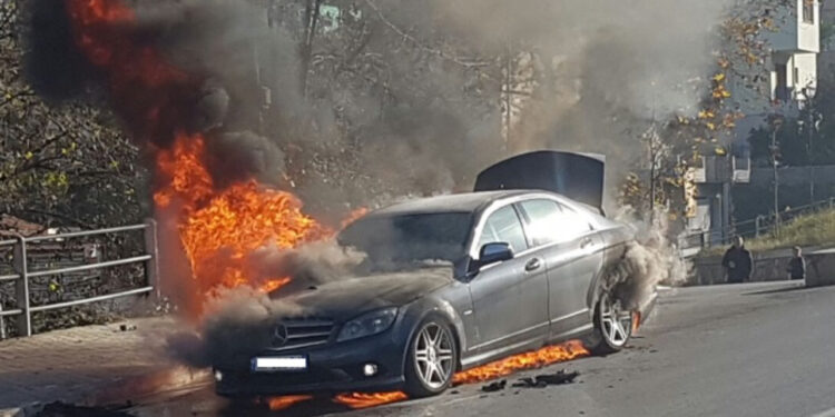 Makina shpërthen në flakë në aksin Fier-Levan, shpëtojnë mrekullisht dy udhëtarët