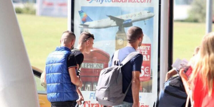 Vijon ikja pa kthim! BE dha 75 mijë leje qëndrimi në 2023, në 15 vjet 920 mijë të larguar