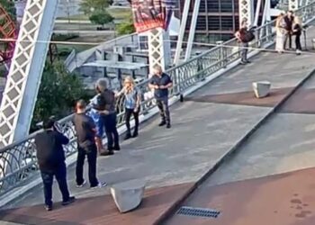 Publikohet videoja/ Momenti heroik kur këngëtari i famshëm shpëton gruan që po hidhej nga ura