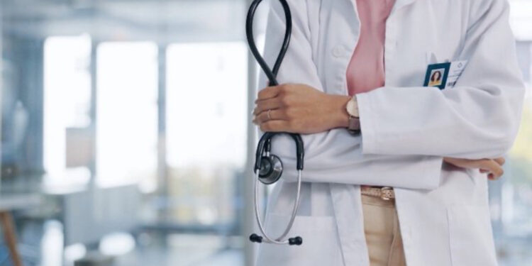 Miratohet sot në Kuvend, Çfarë parashikon Urdhri i ri i Mjekëve: Jo më shumë se 50 orë pune në muaj te privati! Gjoba deri në 1 mln lekë, pezullim deri në heqje licence për kë abuzon