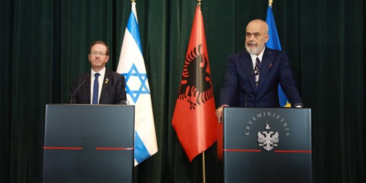 Presidenti i Izraelit në Tiranë: Shqipëria, në anën e duhur të historisë, hebrenjtë e Europës gjetën strehë..