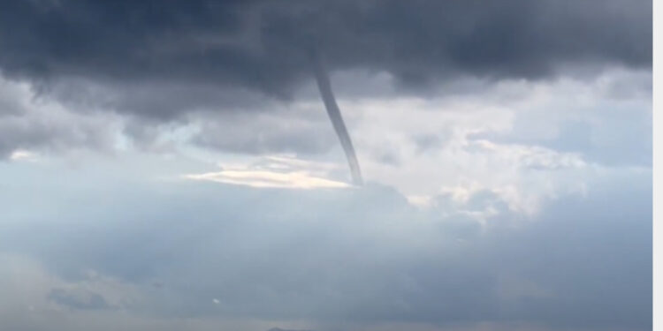Po vjen stuhia e MADHE, formohet tornado në jug të Shqipërisë! Pamjet e frikshme