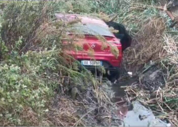 Aksident i rëndë në Lushnje/ Makina përfundon në kanal, plagoset shoferi dhe dy fëmijët e mitur