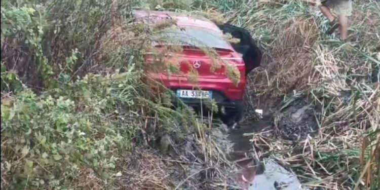 Aksident i rëndë në Lushnje/ Makina përfundon në kanal, plagoset shoferi dhe dy fëmijët e mitur