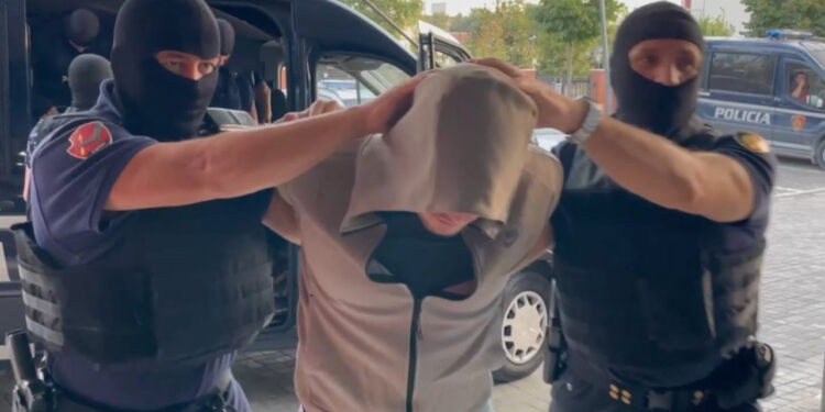 15 të arrestuar në Tiranë, ‘mbushën’ shkollat me kokainë