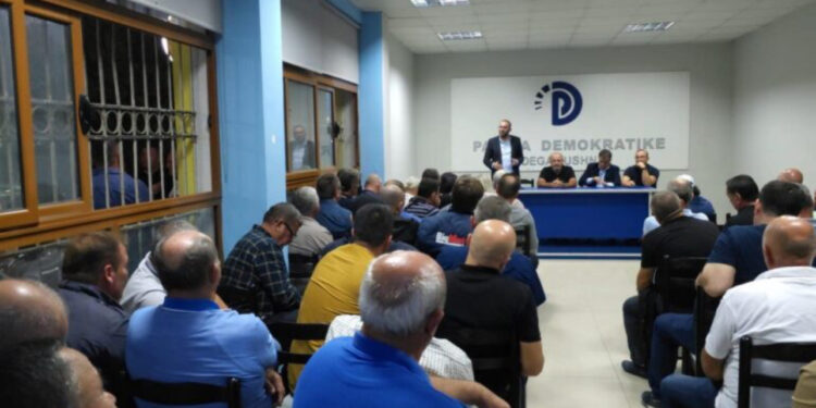 Bardhi takim me strukturat në Lushnjë: Qytetarët e ndershëm të Shqipërisë i kanë sytë nga PD