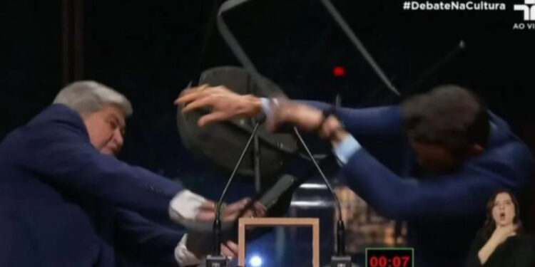 Brazil, kandidati për kryebashkiak godet me karrige rivalin e tij