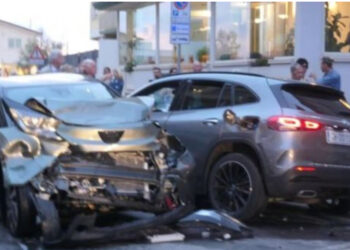 Aksident tragjik në Itali/ Makina kalon semaforin e kuq dhe përplas shtatë persona, humbin jetën dy vajza, tre të tjerë në gjendje të rëndë