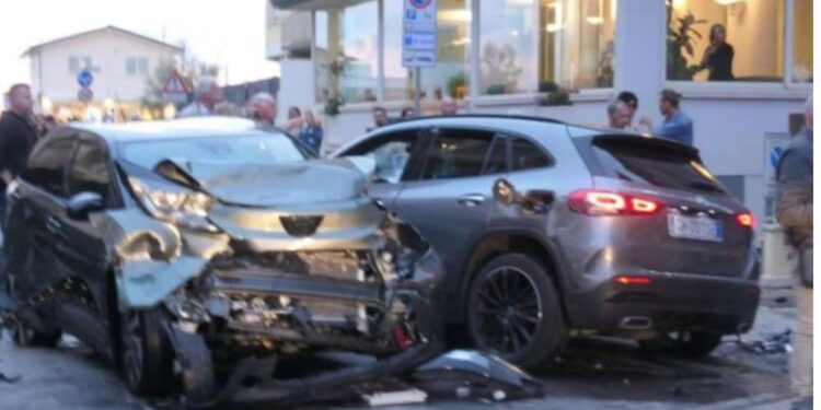 Aksident tragjik në Itali/ Makina kalon semaforin e kuq dhe përplas shtatë persona, humbin jetën dy vajza, tre të tjerë në gjendje të rëndë