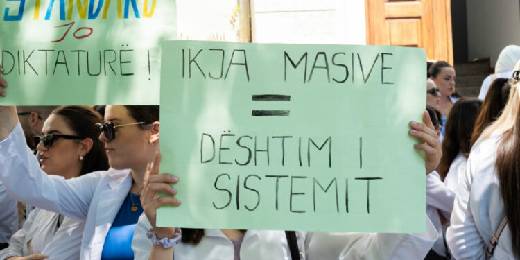 Studentët e mjekësisë 3 vite punë me detyrim/ Çfarë ndodh tani?