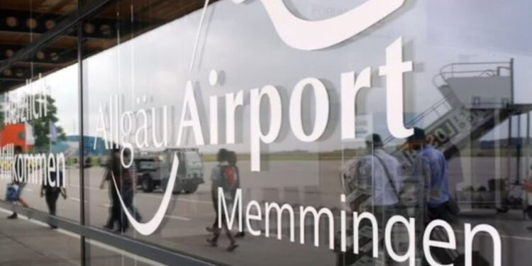 Çudi e madhe! Shqiptarit i ikën avioni për Shqipëri, futet në pistë dhe e ndjek nga pas