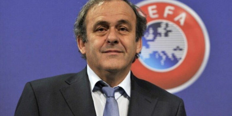 Platini propozon futbollin me 10 lojtarë
