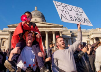 Grekët të shqetësuar: Shqiptarët po marrin pasaportat tona dhe ikin në Angli