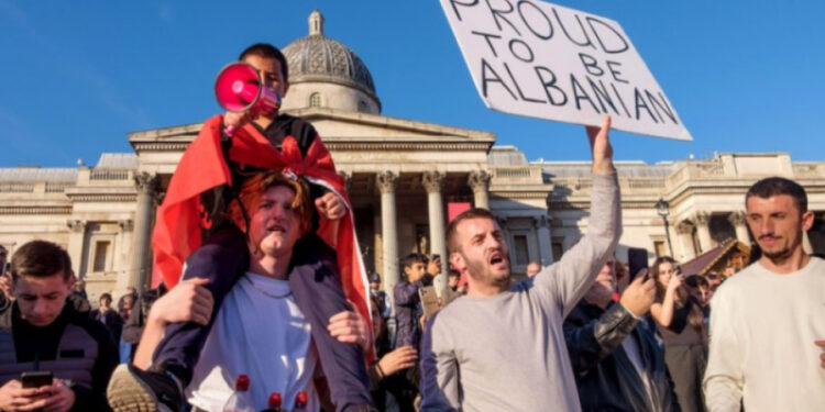 Grekët të shqetësuar: Shqiptarët po marrin pasaportat tona dhe ikin në Angli