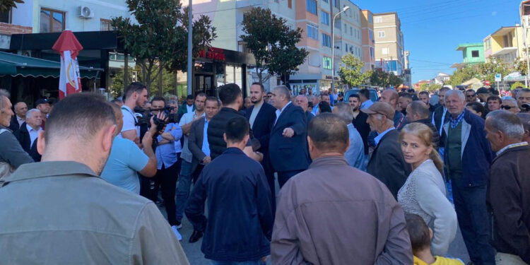 Tregtarët protestojnë në Belsh, Salianji: PS vjedh duke abuzuar me investime