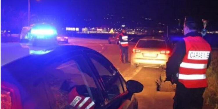 Tradhëtohet nga detaji i rëndësishëm, i riu shqiptar kapet me 1 kg drogë në makinë