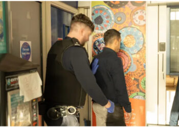 Tentoi të futej në Angli me pasaportë të rreme, arrestohet trafikanti shqiptar i drogës