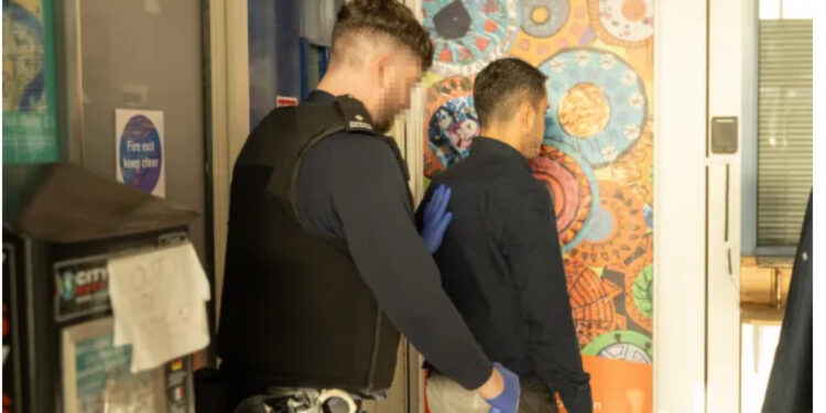 Tentoi të futej në Angli me pasaportë të rreme, arrestohet trafikanti shqiptar i drogës