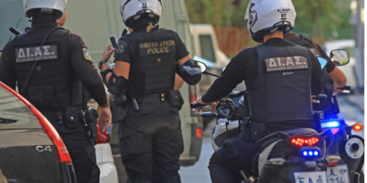 E rëndë në Greqi! Sulmohen me çekiç babë e bir, në kërkim autorët