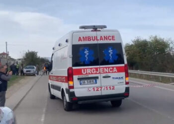 Aksident i rëndë në Kuçovë, vdesin burrë e grua, vajza e tyre përfundon në spital