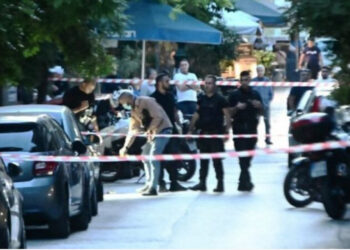 Kush është Florjan Bajraktari? I shpëtoi dje atentatit me armë në Athinë. Si tentuan ti presin fytin…