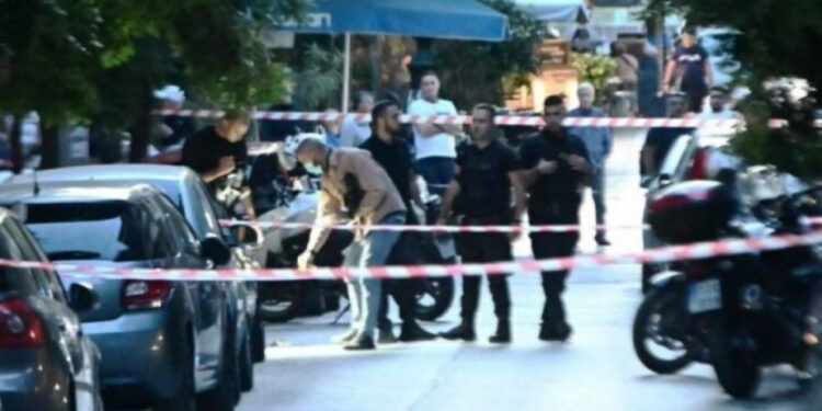 Kush është Florjan Bajraktari? I shpëtoi dje atentatit me armë në Athinë. Si tentuan ti presin fytin…