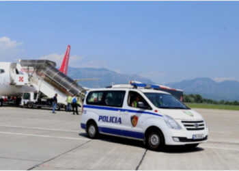 Me dy emra, pjesë e grupit kriminal, ekstradohet nga Suedia i shumëkërkuari