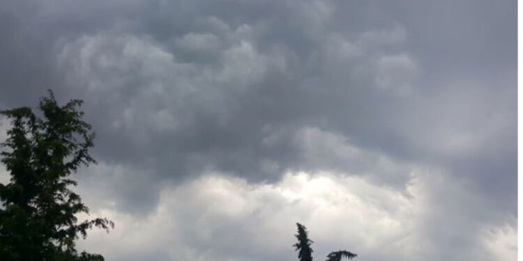 Pritet kalimi i një fronti të ftohtë, parashikimi i motit për ditën e diel