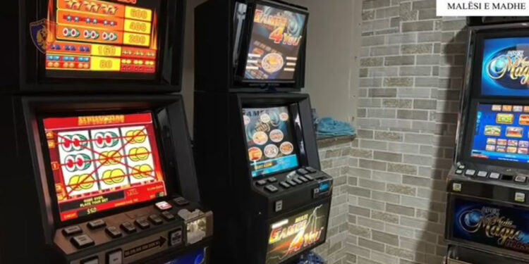 Ktheu banesën në sallë lojërash fati, arrestohet 28-vjeçari dhe procedohen 9 persona të tjerë