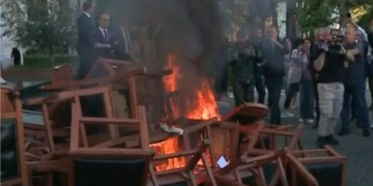 LIVE- “Flamur Noka jeni i përjashtuar, do të keni pasoja”! Mbyllet Kuvendi