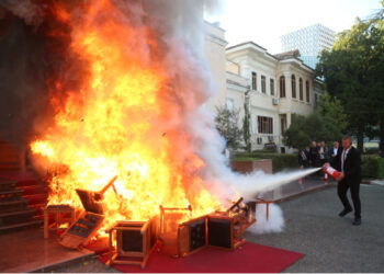 “Deputetët tërhoqën karriget nga salla dhe i vunë flakën”, Reuters i bën jehonë kaosit në Parlament