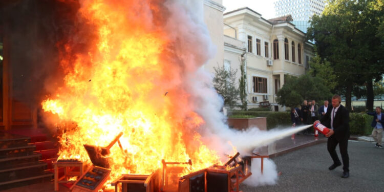 “Deputetët tërhoqën karriget nga salla dhe i vunë flakën”, Reuters i bën jehonë kaosit në Parlament