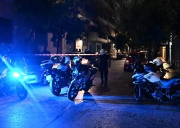 U qëllua me breshëri teksa pinte kafe në Athinë, e shkuara e errët e 36-vjeçarit shqiptar që iu bë atentat