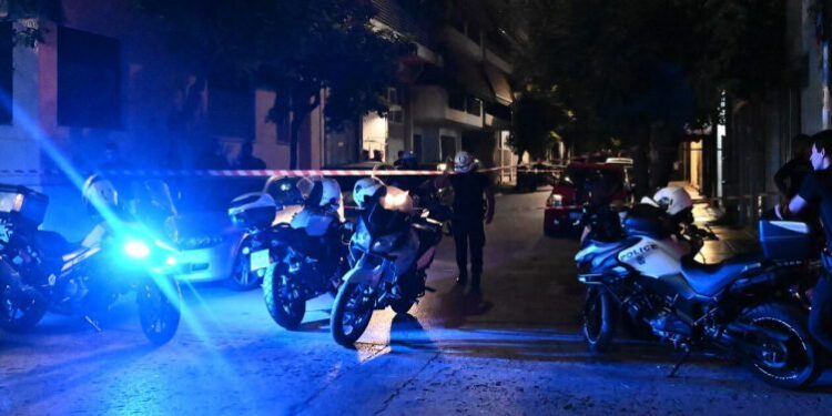 U qëllua me breshëri teksa pinte kafe në Athinë, e shkuara e errët e 36-vjeçarit shqiptar që iu bë atentat