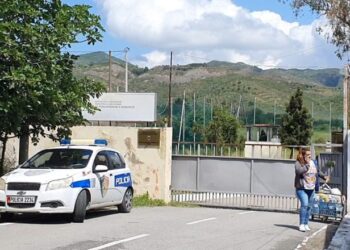 Si u kap droni në burgun e Peqinit, në fillim dritat pastaj hodhi pakot: Çfarë u gjet brenda