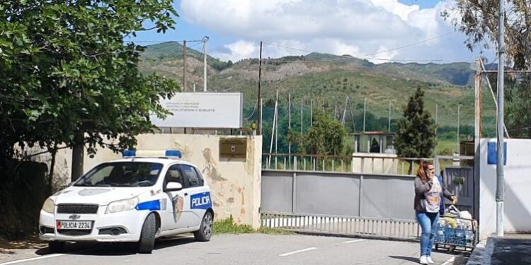 Si u kap droni në burgun e Peqinit, në fillim dritat pastaj hodhi pakot: Çfarë u gjet brenda