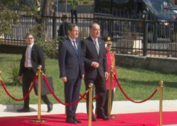Mbërrin në Tiranë presidenti i Izraelit