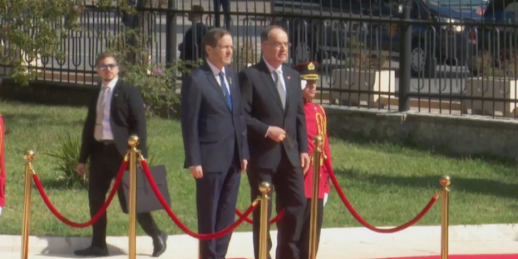 Mbërrin në Tiranë presidenti i Izraelit